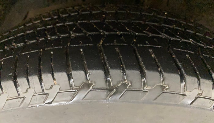 2015 Mahindra XUV500 W10, Diesel, Manual, 95,830 km, Left Front Tyre Tread