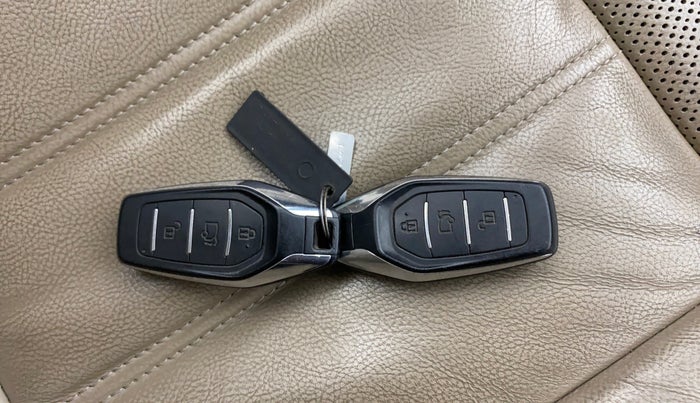 2015 Mahindra XUV500 W10, Diesel, Manual, 95,830 km, Key Close Up