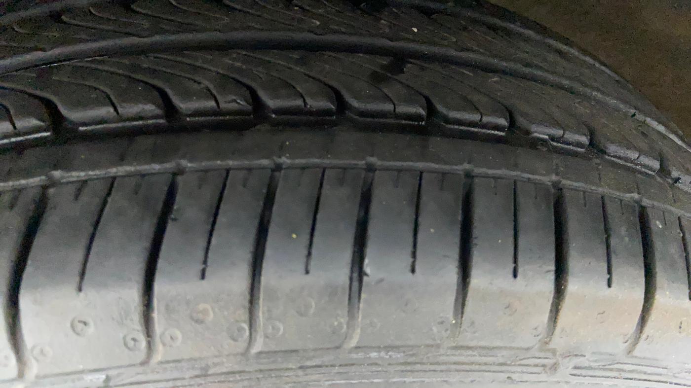 2016 Maruti Baleno DELTA PETROL 1.2, Petrol, Manual, 93,024 km, Left Front Tyre Tread