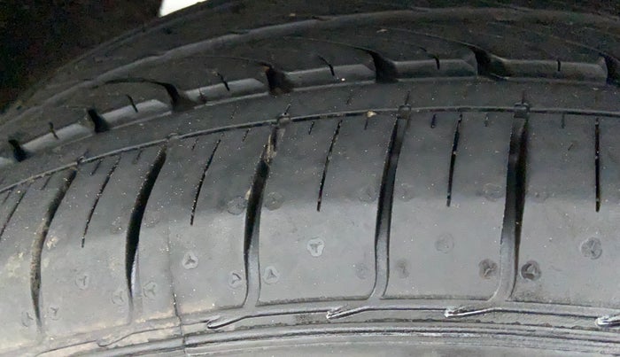 2016 Maruti Baleno DELTA PETROL 1.2, Petrol, Manual, 93,024 km, Right Rear Tyre Tread