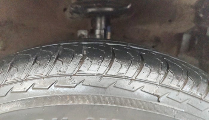 2015 Maruti Swift VXI, Petrol, Manual, 82,011 km, Right Front Tyre Tread