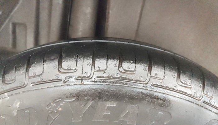 2015 Maruti Swift VXI, Petrol, Manual, 82,011 km, Right Rear Tyre Tread