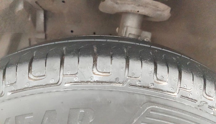 2015 Maruti Swift VXI, Petrol, Manual, 82,011 km, Left Front Tyre Tread