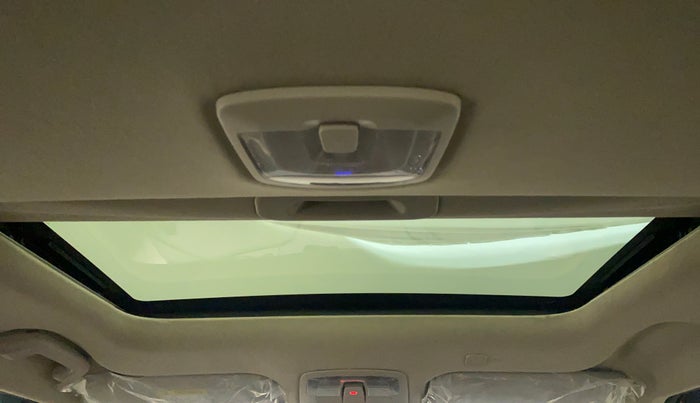 2022 Mahindra XUV300 W6 1.5 DIESEL, Diesel, Manual, 16,539 km, Moonroof/ Sunroof
