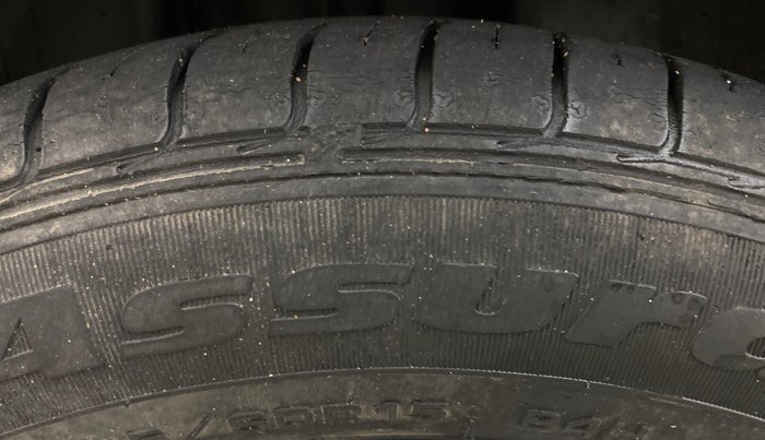 2014 Volkswagen Vento COMFORTLINE TSI AT PETROL, Petrol, Automatic, 87,261 km, Right Rear Tyre Tread