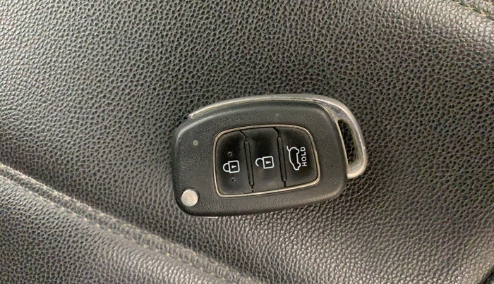 2021 Hyundai VENUE S 1.2, Petrol, Manual, 68,826 km, Key Close Up