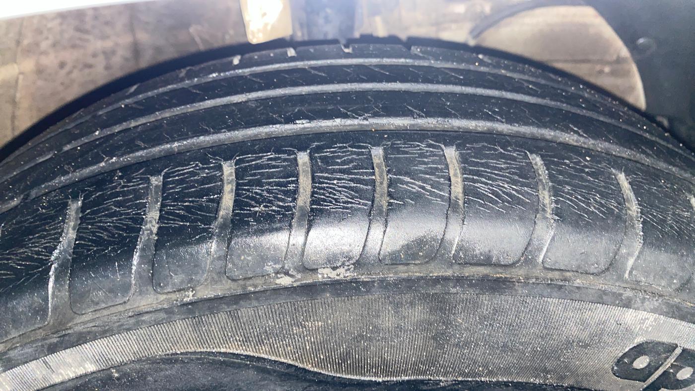 2019 Maruti Swift VXI AMT, Petrol, Automatic, 39,948 km, Right Front Tyre Tread