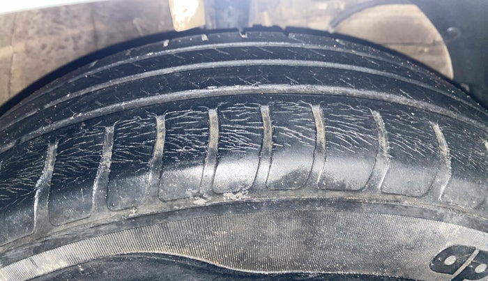 2019 Maruti Swift VXI AMT, Petrol, Automatic, 39,948 km, Right Front Tyre Tread