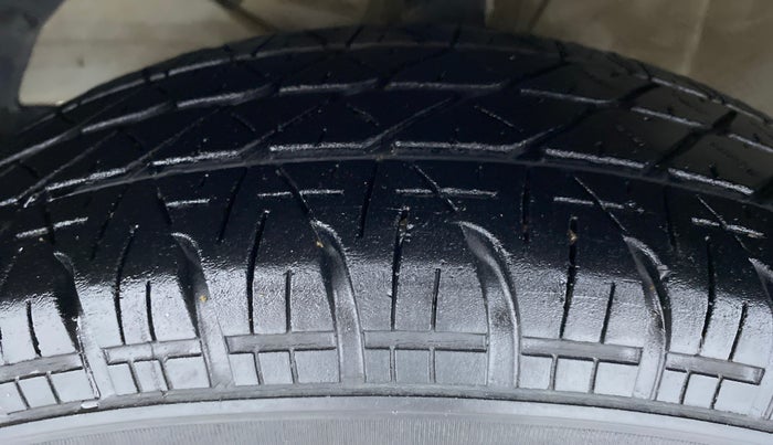 2018 Maruti Dzire VDI, Diesel, Manual, 72,764 km, Left Front Tyre Tread