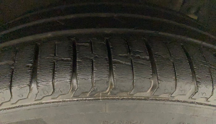 2014 Maruti Ertiga VDI, Diesel, Manual, 99,558 km, Right Front Tyre Tread