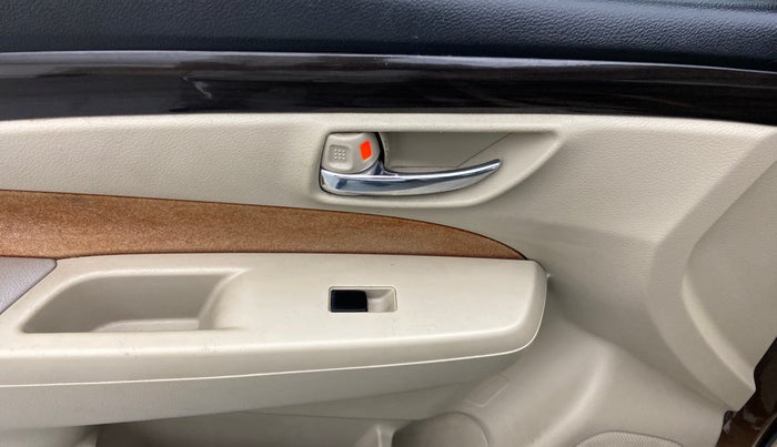 2017 Maruti Ciaz VDI+ SHVS, Diesel, Manual, 81,531 km, Left front window switch / handle - Power window makes minor noise