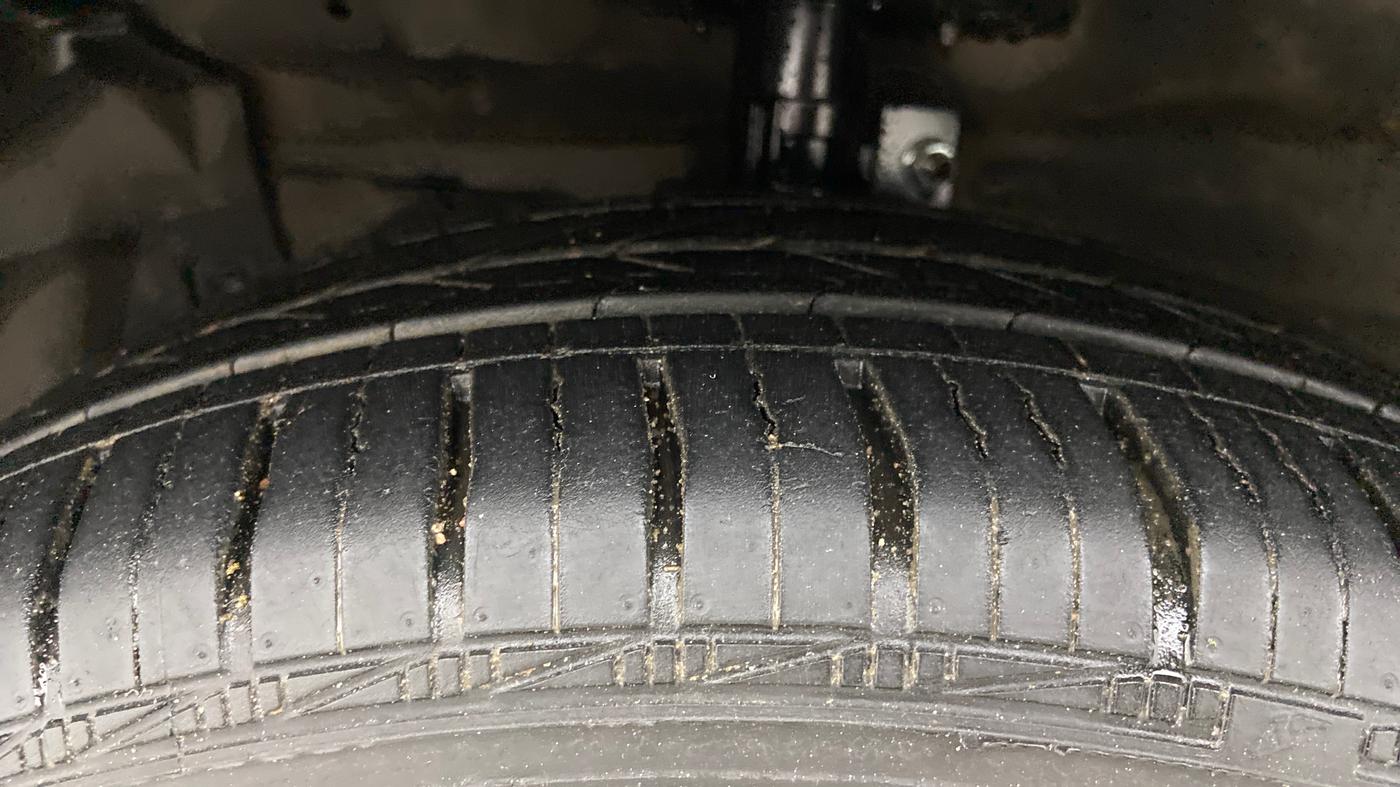 2017 Maruti Ciaz VDI+ SHVS, Diesel, Manual, 81,531 km, Left Front Tyre Tread