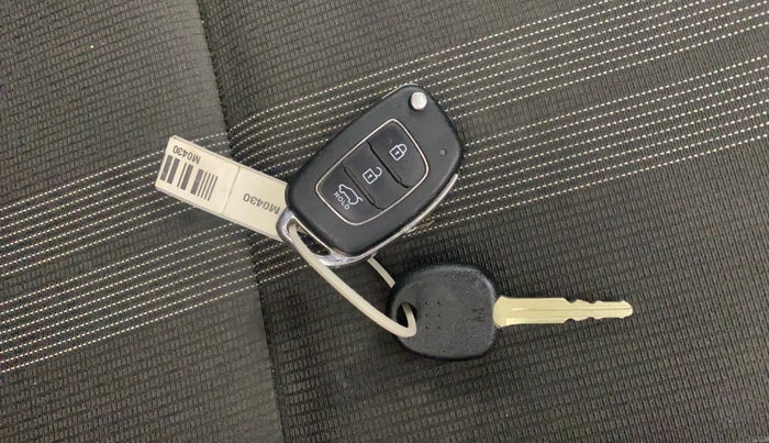 2020 Hyundai VENUE S 1.2, Petrol, Manual, 59,069 km, Key Close Up