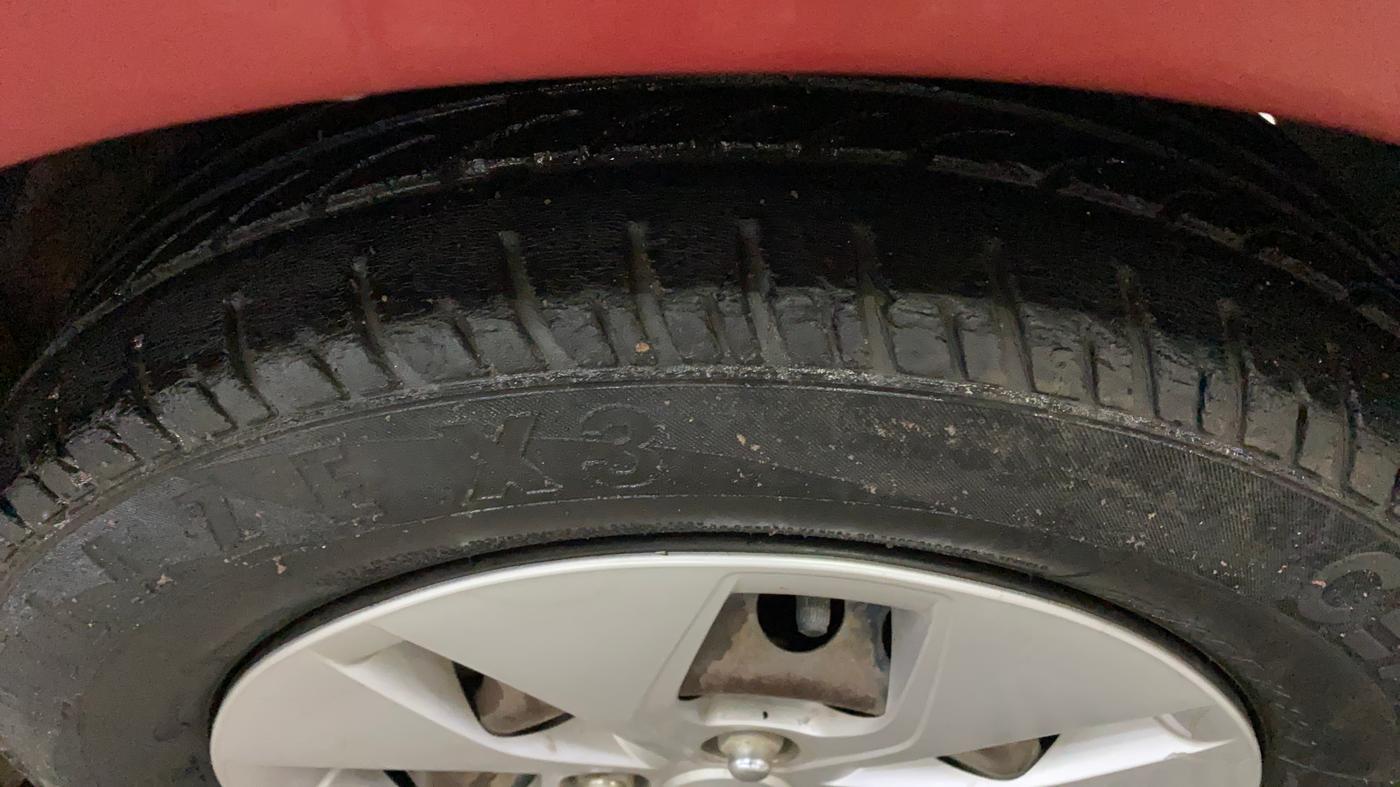 2014 Hyundai Xcent S 1.2, Petrol, Manual, 1,06,542 km, Right Front Tyre Tread