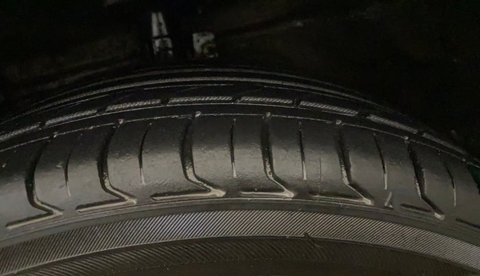 2019 Maruti Ciaz ALPHA 1.5 SHVS PETROL, Petrol, Manual, 76,307 km, Left Front Tyre Tread