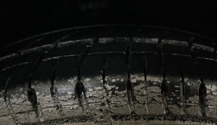 2013 Hyundai i20 MAGNA (O) 1.2, Petrol, Manual, 49,620 km, Right Front Tyre Tread