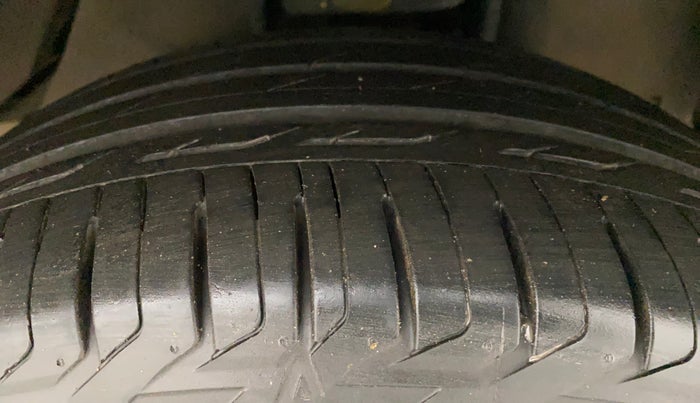 2017 Toyota Innova Crysta 2.8 ZX AT 7 STR, Diesel, Automatic, 33,454 km, Right Front Tyre Tread