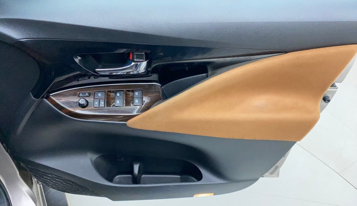 2017 Toyota Innova Crysta 2.8 ZX AT 7 STR, Diesel, Automatic, 33,454 km, Driver Side Door Panels Control