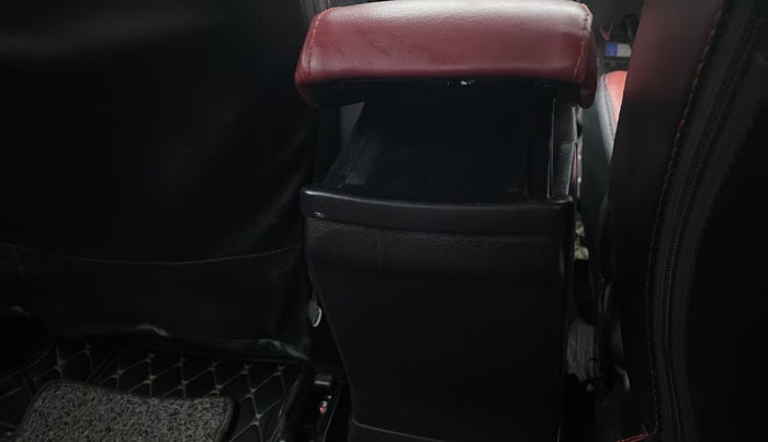 2020 Maruti Vitara Brezza LXI, Petrol, Manual, 38,639 km, Driver seat - Armrest has minor damage