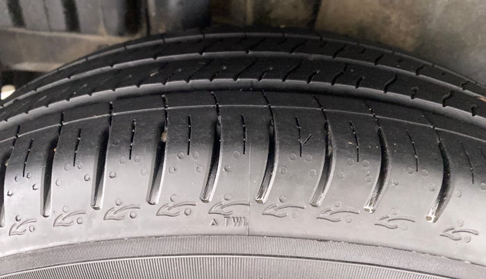 2013 Maruti Swift VXI D, Petrol, Manual, 50,344 km, Right Rear Tyre Tread