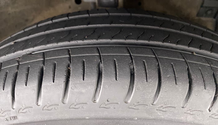 2013 Maruti Swift VXI D, Petrol, Manual, 50,344 km, Right Front Tyre Tread