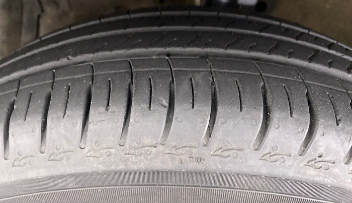 2013 Maruti Swift VXI D, Petrol, Manual, 50,344 km, Left Front Tyre Tread