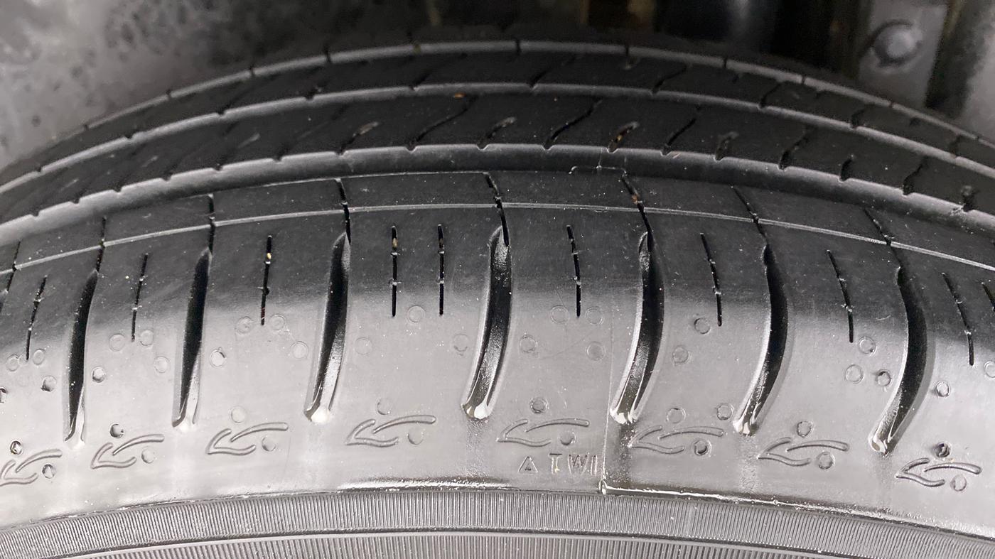 2013 Maruti Swift VXI D, Petrol, Manual, 50,344 km, Left Rear Tyre Tread