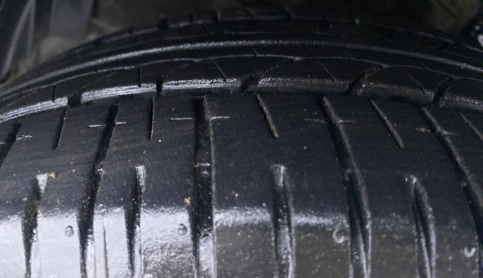 2014 Hyundai Verna FLUIDIC 1.6 SX VTVT OPT, Petrol, Manual, 60,444 km, Left Front Tyre Tread