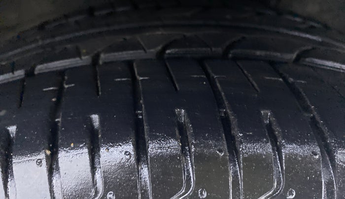 2014 Hyundai Verna FLUIDIC 1.6 SX VTVT OPT, Petrol, Manual, 60,444 km, Right Front Tyre Tread