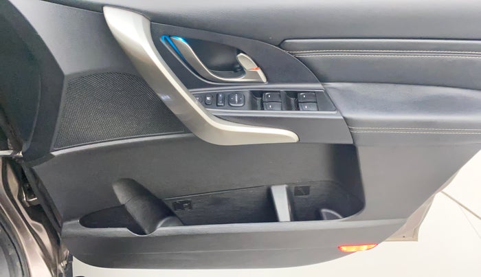 2020 Mahindra XUV500 W11(O), Diesel, Manual, 57,596 km, Driver Side Door Panels Control
