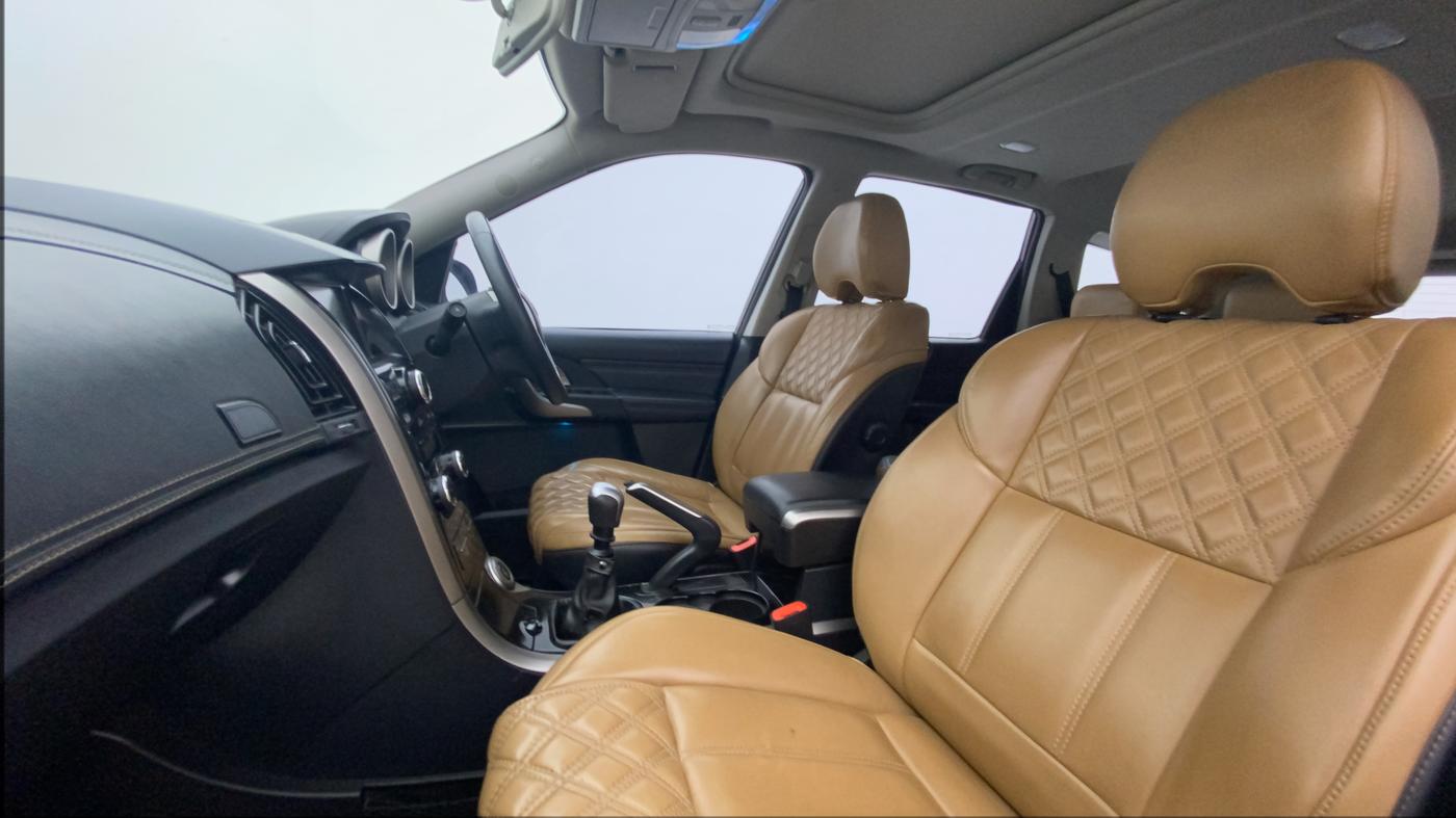2020 Mahindra XUV500 W11(O), Diesel, Manual, 57,596 km, Right Side Front Door Cabin