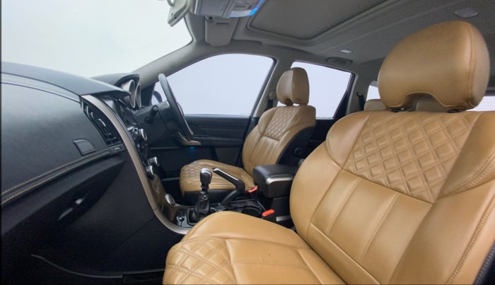 2020 Mahindra XUV500 W11(O), Diesel, Manual, 57,596 km, Right Side Front Door Cabin