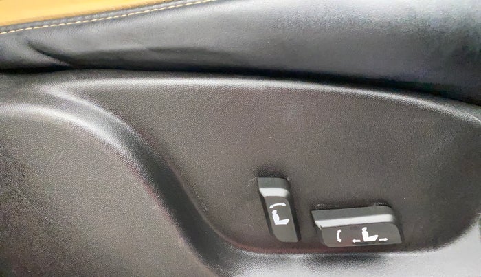 2020 Mahindra XUV500 W11(O), Diesel, Manual, 57,596 km, Driver Side Adjustment Panel