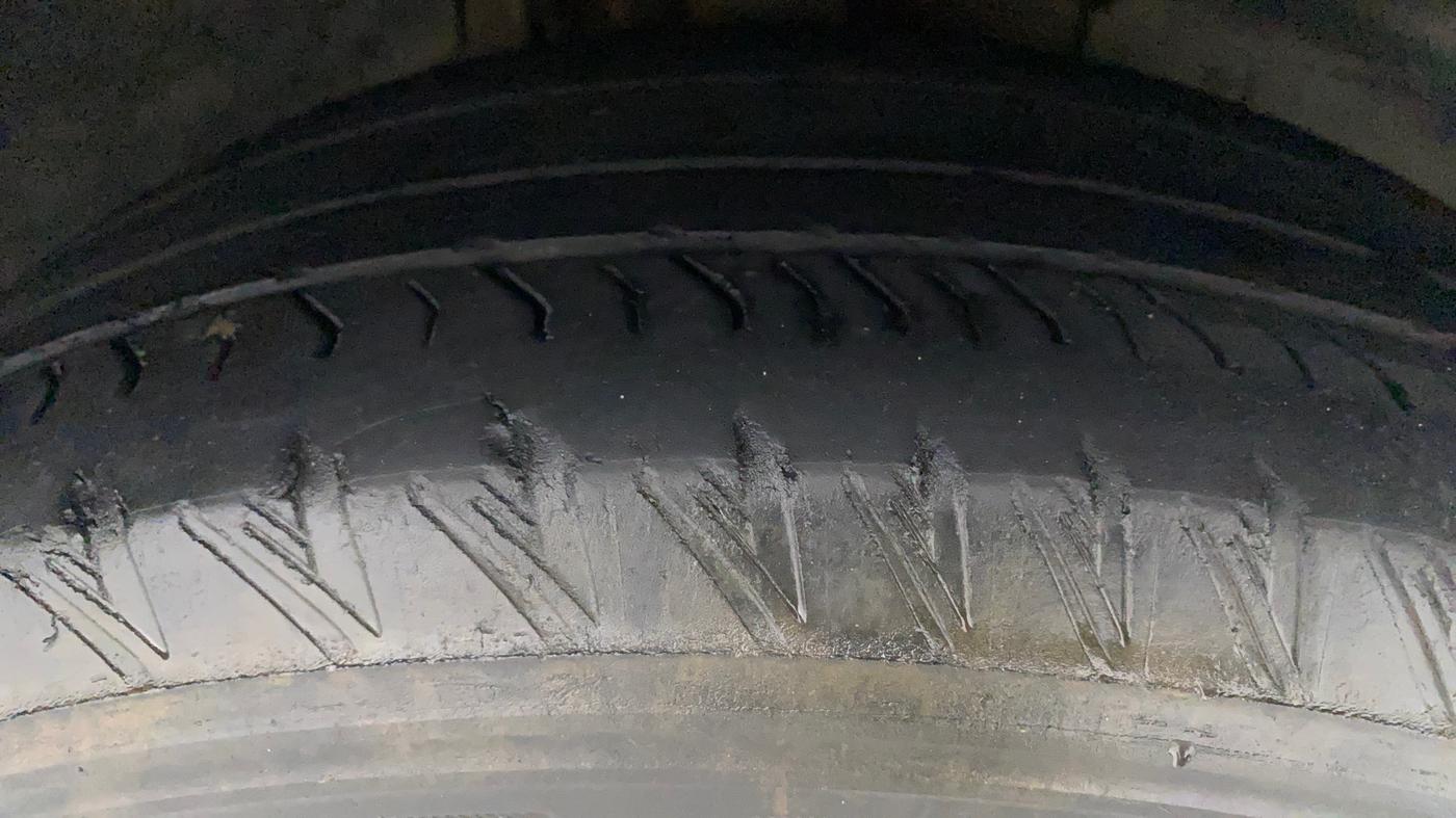2020 Mahindra XUV500 W11(O), Diesel, Manual, 57,596 km, Right Front Tyre Tread