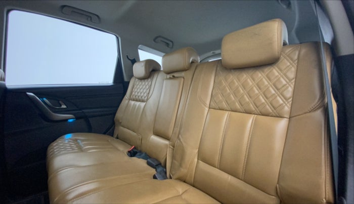 2020 Mahindra XUV500 W11(O), Diesel, Manual, 57,596 km, Right Side Rear Door Cabin