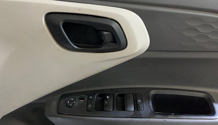 2021 Hyundai AURA S 1.2 CNG, CNG, Manual, 1,08,024 km, Driver Side Door Panels Control