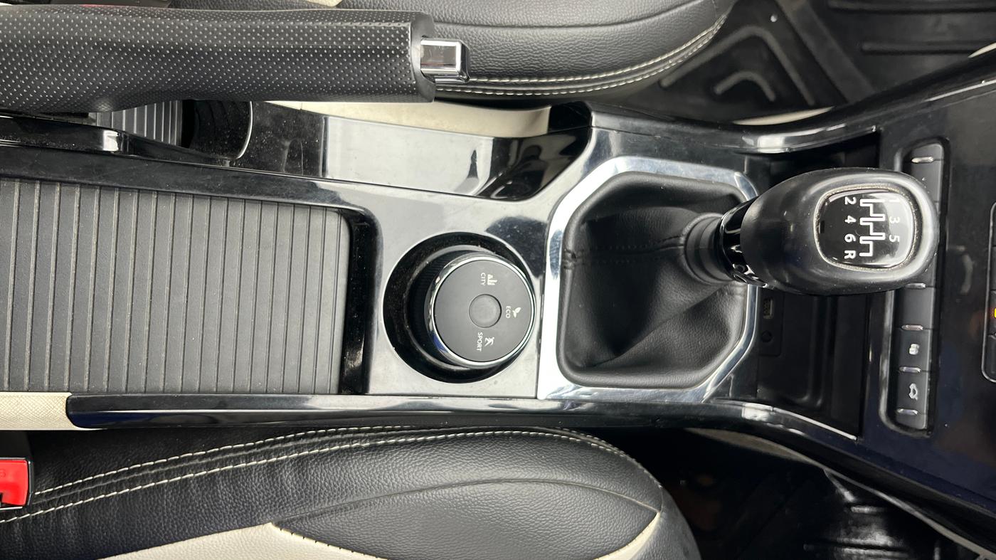 2021 Tata NEXON XZ PLUS PETROL DUAL TONE, Petrol, Manual, 38,282 km, Gear Lever