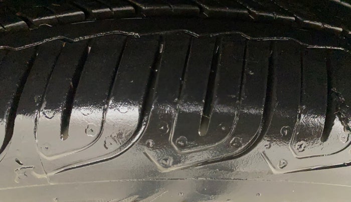 2015 Volkswagen Vento HIGHLINE 1.6 MPI, Petrol, Manual, 47,507 km, Left Front Tyre Tread