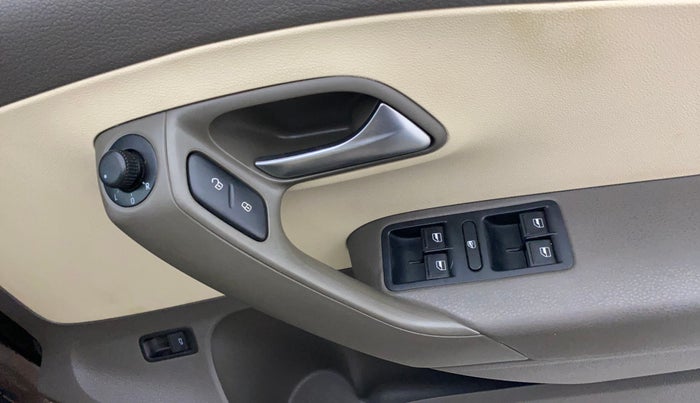 2015 Volkswagen Vento HIGHLINE 1.6 MPI, Petrol, Manual, 47,507 km, Driver Side Door Panels Control