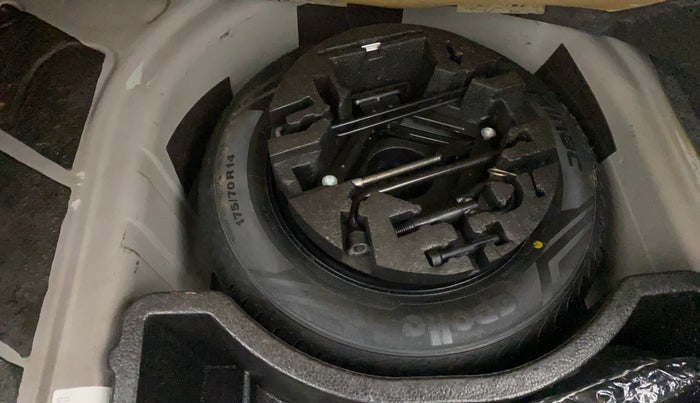 2015 Volkswagen Vento HIGHLINE 1.6 MPI, Petrol, Manual, 47,507 km, Spare Tyre