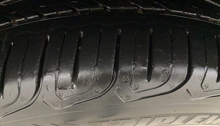 2015 Volkswagen Vento HIGHLINE 1.6 MPI, Petrol, Manual, 47,507 km, Right Rear Tyre Tread