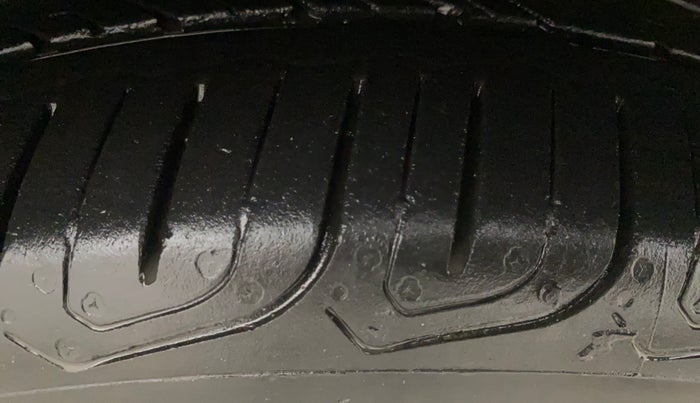 2015 Volkswagen Vento HIGHLINE 1.6 MPI, Petrol, Manual, 47,507 km, Right Front Tyre Tread