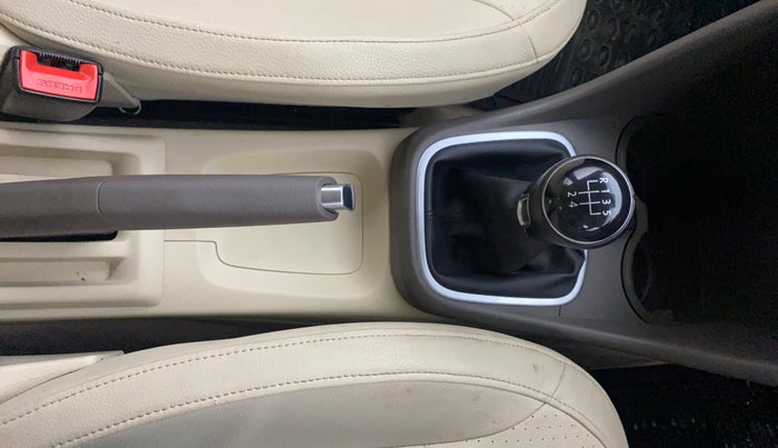 2015 Volkswagen Vento HIGHLINE 1.6 MPI, Petrol, Manual, 47,507 km, Gear Lever