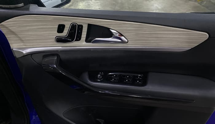 2021 Mahindra XUV700 AX 7 LUXURY D AT 7 STR, Diesel, Automatic, 54,384 km, Driver Side Door Panels Control