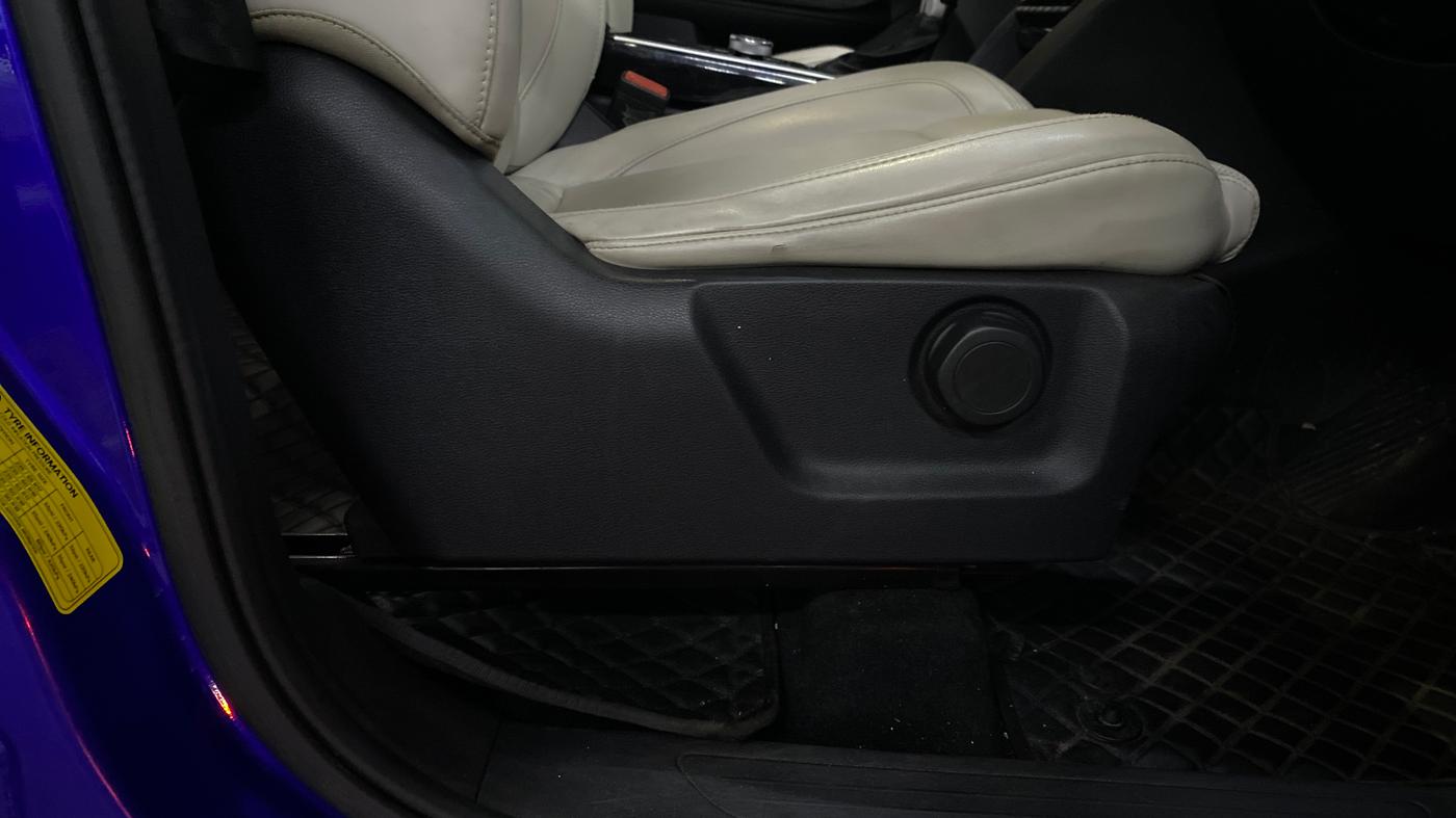 2021 Mahindra XUV700 AX 7 LUXURY D AT 7 STR, Diesel, Automatic, 54,384 km, Driver Side Adjustment Panel