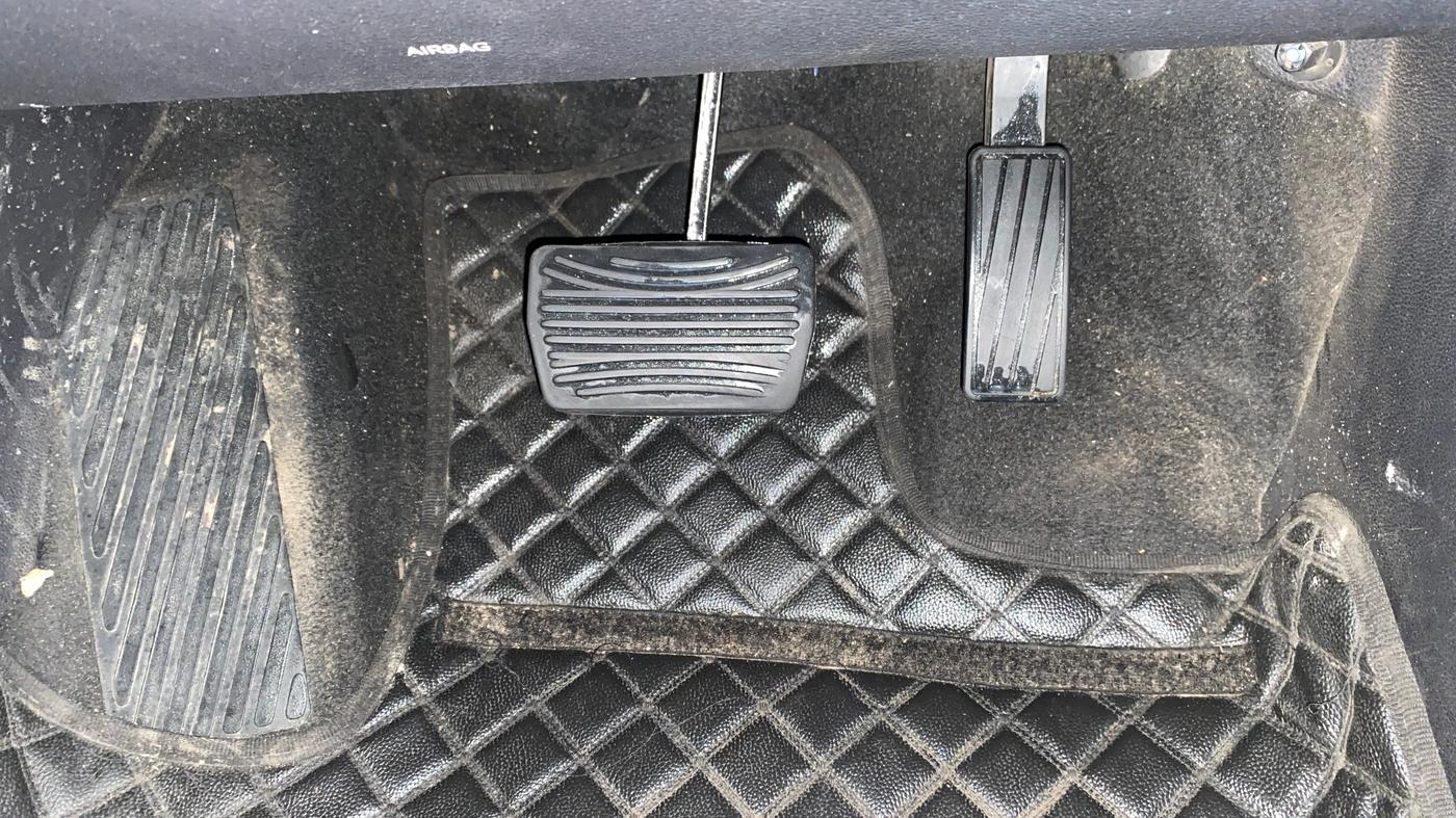 2021 Mahindra XUV700 AX 7 LUXURY D AT 7 STR, Diesel, Automatic, 54,384 km, Pedals