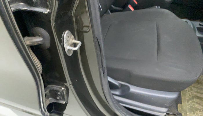 2016 Renault Kwid RXT 1.0 EASY-R  AT, Petrol, Automatic, 18,513 km, Driver-side door - Beading has minor damage