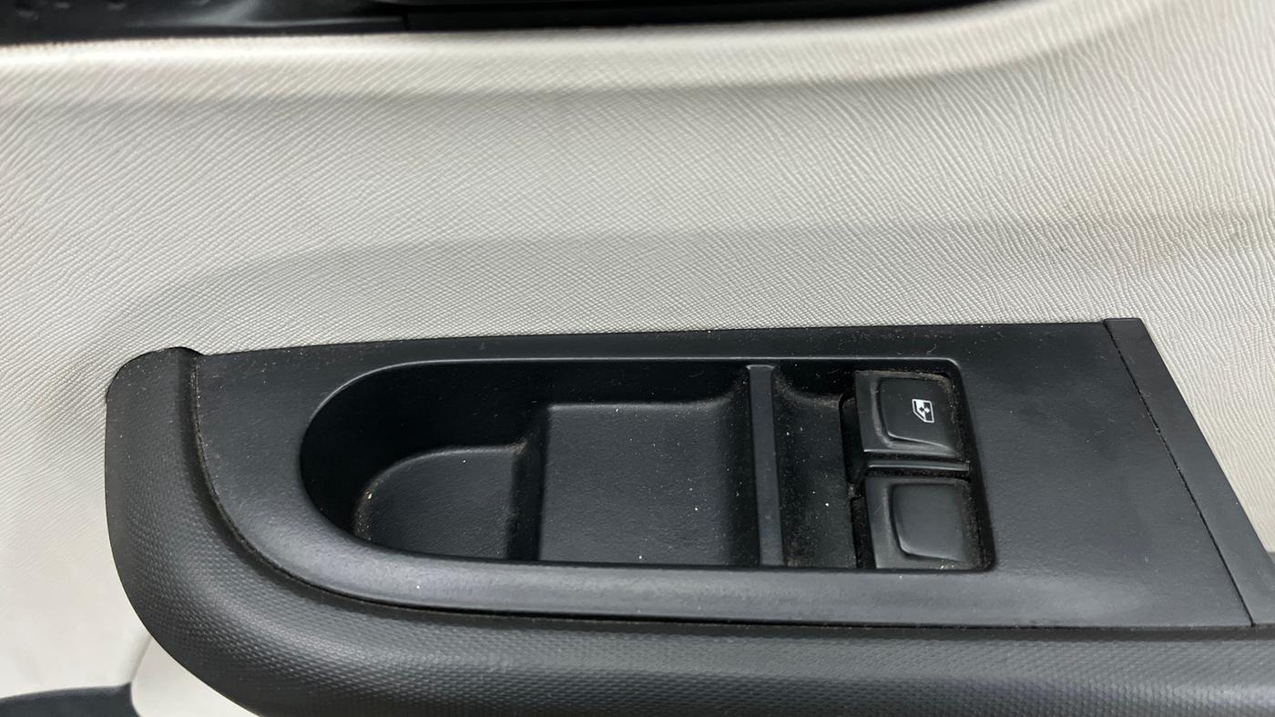 2022 Tata ALTROZ XE PETROL, Petrol, Manual, 63,587 km, Driver Side Door Panels Control