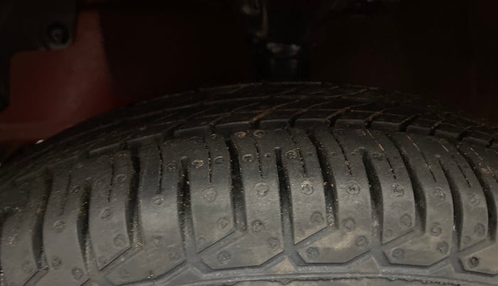 2014 Hyundai Eon ERA +, Petrol, Manual, 1,07,846 km, Left Front Tyre Tread