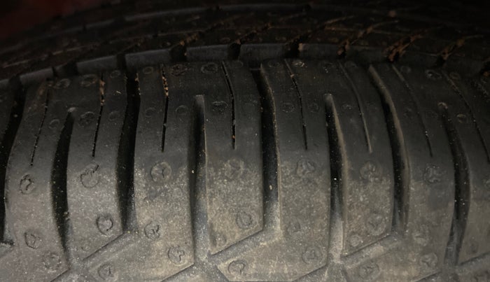 2014 Hyundai Eon ERA +, Petrol, Manual, 1,07,846 km, Left Rear Tyre Tread